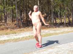 Nudiste en balade coquine