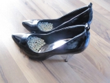 Foot torture with peas in high heels, leggings and corset