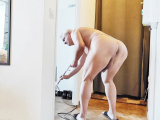nat092 le nudiste fait le menage