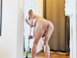 nat092 le nudiste fait le menage