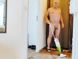 nat092 le nudiste fait le menage