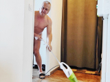 nat092 le nudiste fait le menage