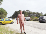 je suis nu sur un parking