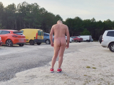 je suis nu sur un parking