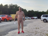 je suis nu sur un parking