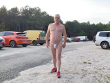 je suis nu sur un parking