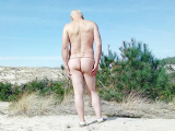 je suis nu dans les dunes de la plage