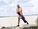 je me mets nu au bord bord de l eau