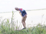 je me mets nu au bord bord de l eau