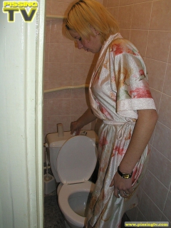 Teen blonde pees in the toilet - N