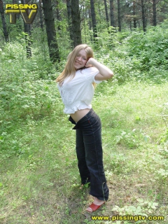 Outdoor amateur teen pissing - N