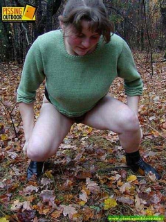 Plump babe pissing - N
