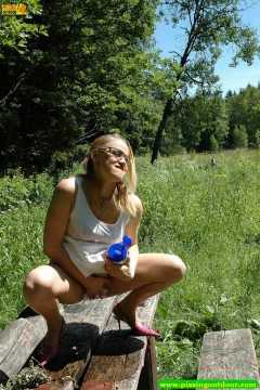 Public pee girl - N