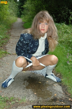 Footpath piss - N
