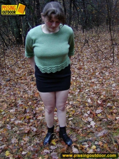 Outdoor pissing on dry leaves - N