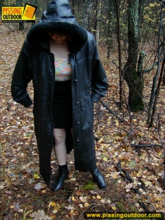 Amateur outdoor pissing in autumn - N