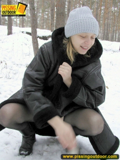 Pregnant babe pissing outdoor - N