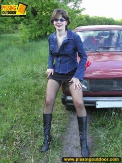 Pissing sitting on the car - N