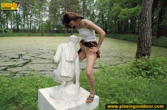 Teen pissing outdoor on a statue - N