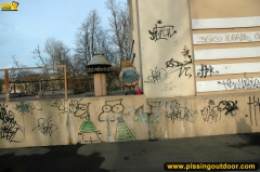 Outdoor pissing near graffiti - N