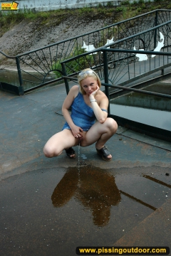 Park lake outdoor pissing - N