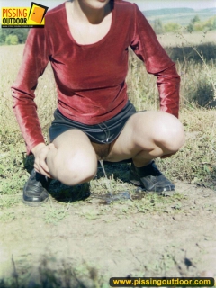 Outdoor pissing in the open field - N