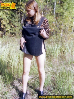 Outdoor pissing of pregnant teen blonde - N