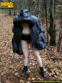 Outdoor pissing in a cold autumn day - N