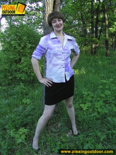 Summer outdoor pissing fun behind the tree - N