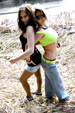 Two smoking amateurs play - N