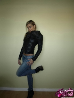 Sarah perform hot striptease - N