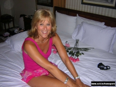 Mature Amateurs in shameless home porn - N