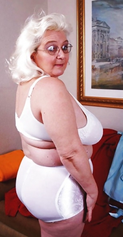 Mature Blonde BBW Lady Cricket - N
