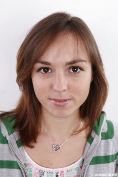 Julie tcheque elle est infirmiere - N