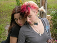 2 Amateur Punk Rock Girls - N