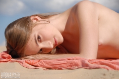 Teen shows her body - N