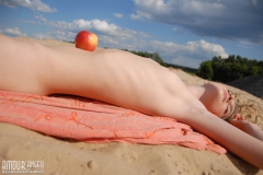 Teen shows her body - N