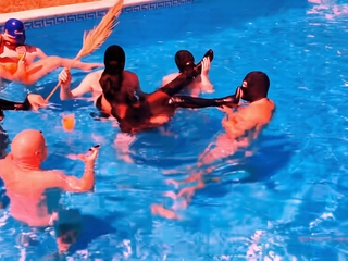HAPPENINGNOW RELAXING BY THE POOL. ABSOLUTE MATRIARCHY