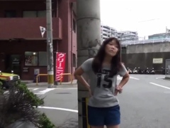 Japanese hottie pissing