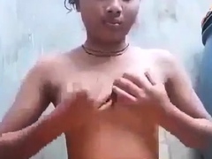 चुत मे बैंगन डाल लड़की
