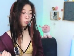 amateur-webcam-cute-teen-plays-solo-with-big-dildo