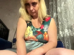 handjob-amateur-mature-on-knees-jerking-in-the-kitchen