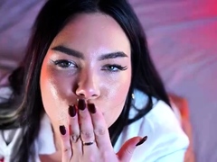 amateur-brunette-girlfriend-willow-blaze-masturbating