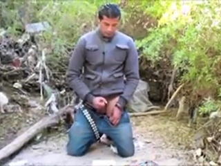 Espiando um macho latino amador se masturbando at o orgasmo