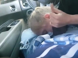 AMATEUR BLONDE SUCKING A BIG BLACK COCK IN A CAR